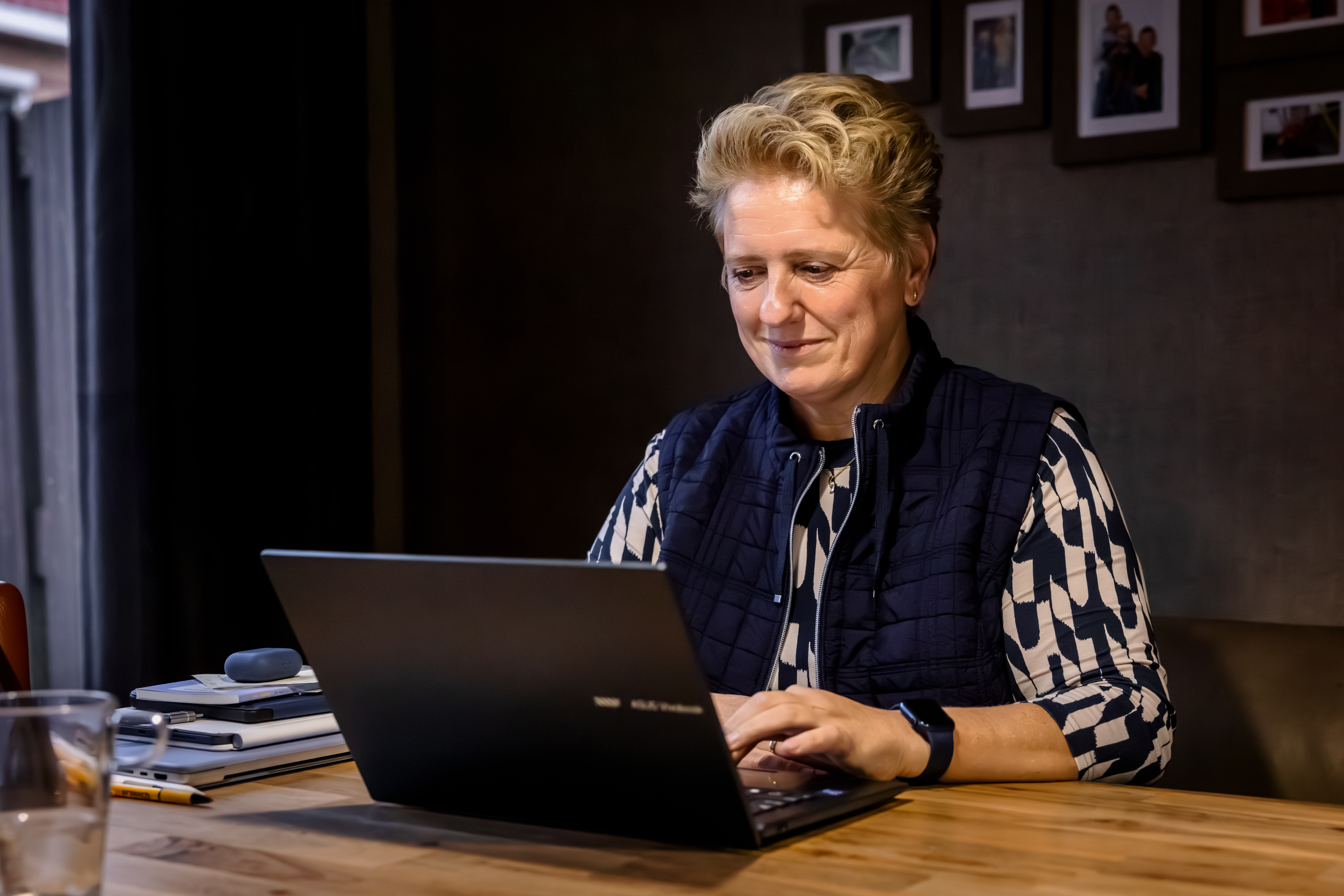 Miranda achter de computer