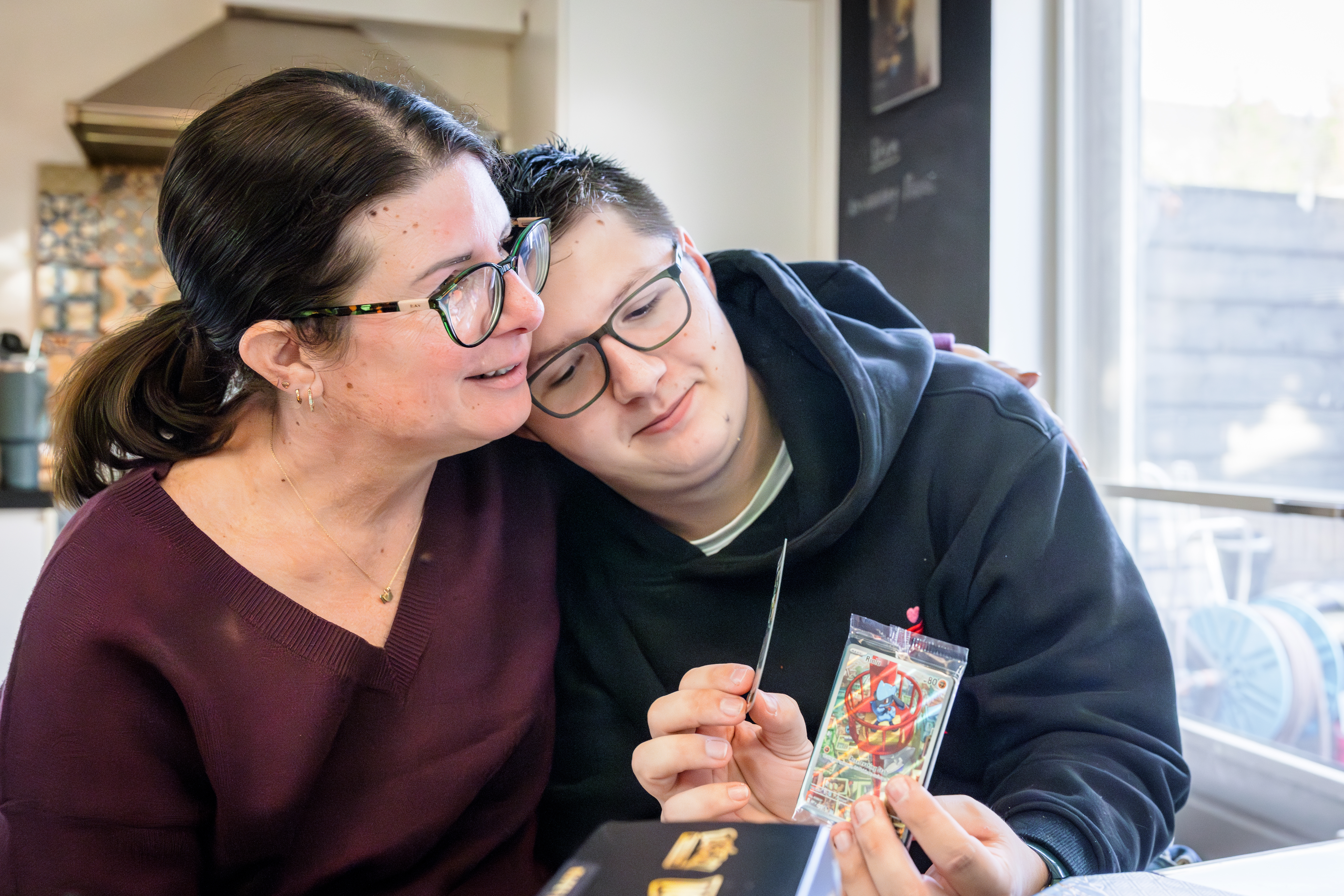 Marieke knuffelt met Joep