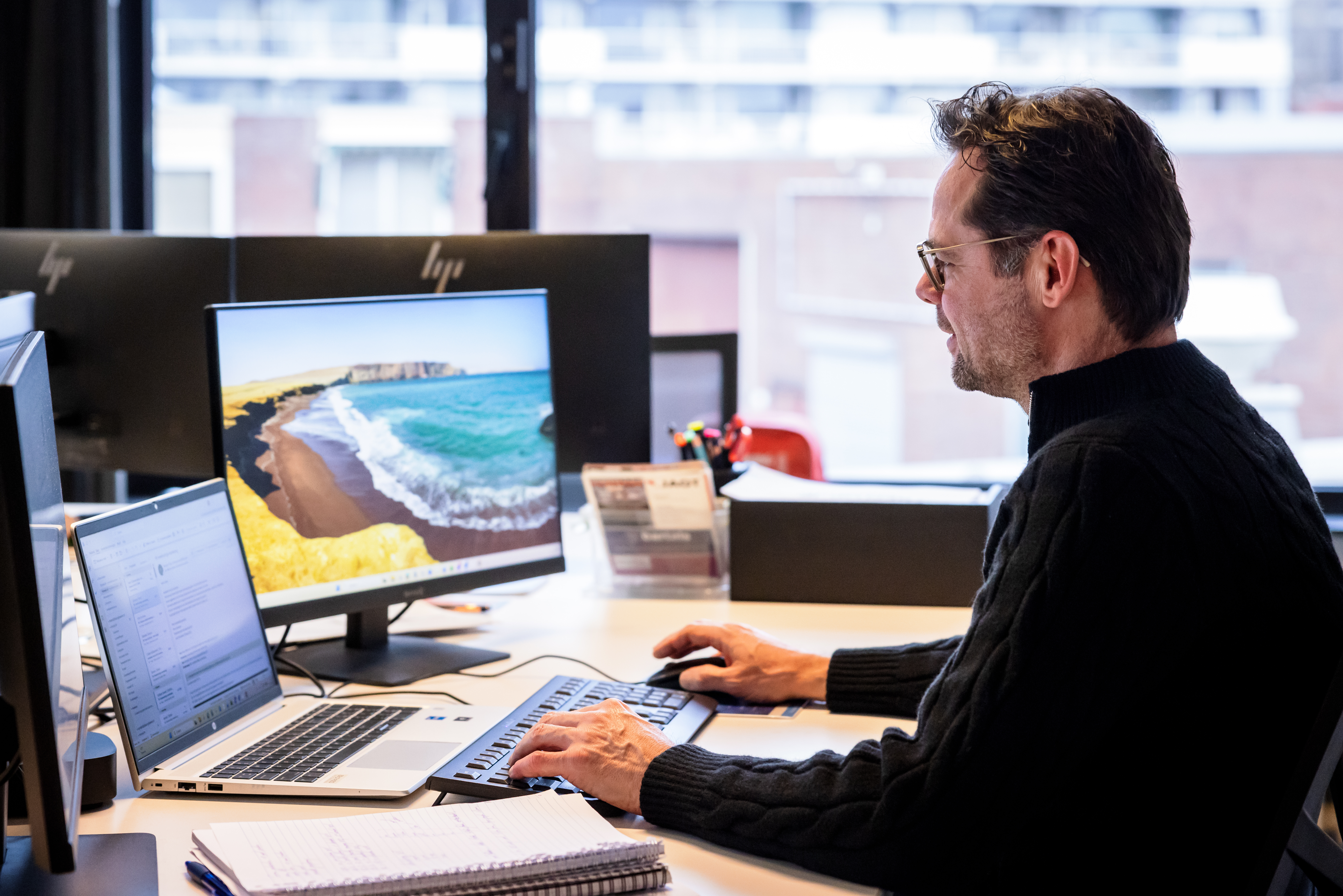 Twan achter computer